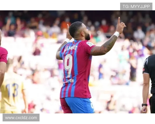 维尼修斯与女友度假米利唐夫妇同行国度德比后享受浪漫时光